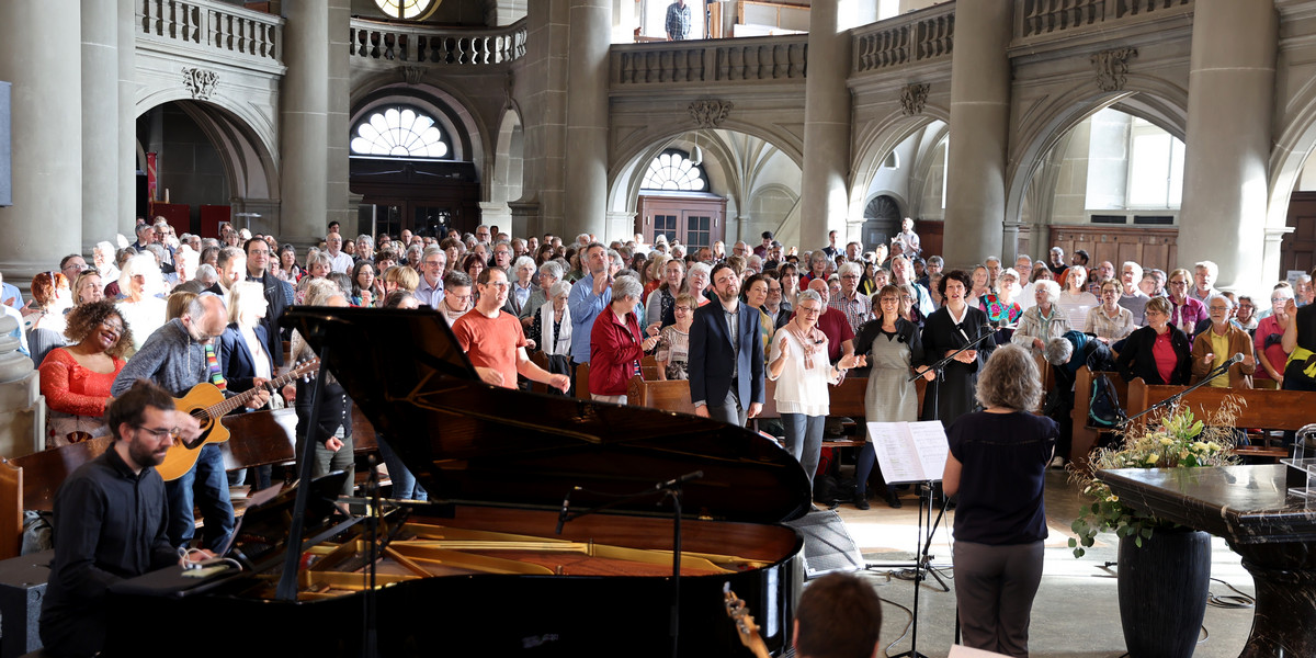 Viele Menschen versammeln sich zum Singtag in der Heiliggeistkirche Bern